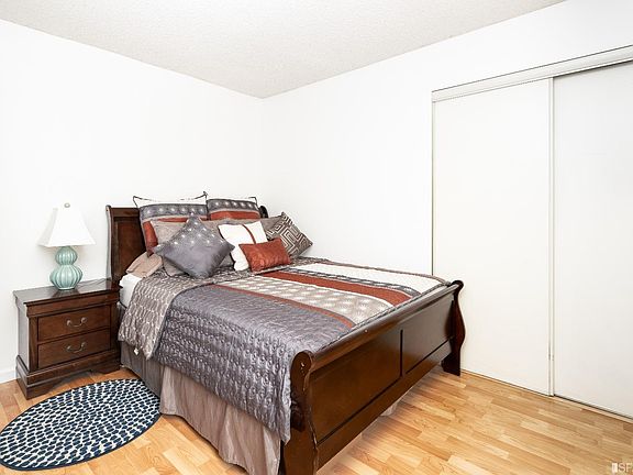 5th image of 302 Oak Court #302