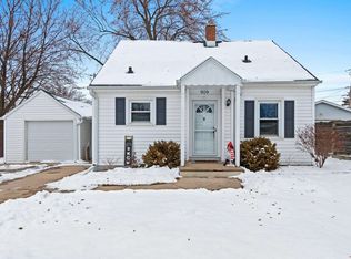 909 Mansion St, De Pere, WI 54115