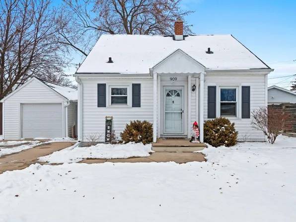 909 Mansion St, De Pere, WI 54115