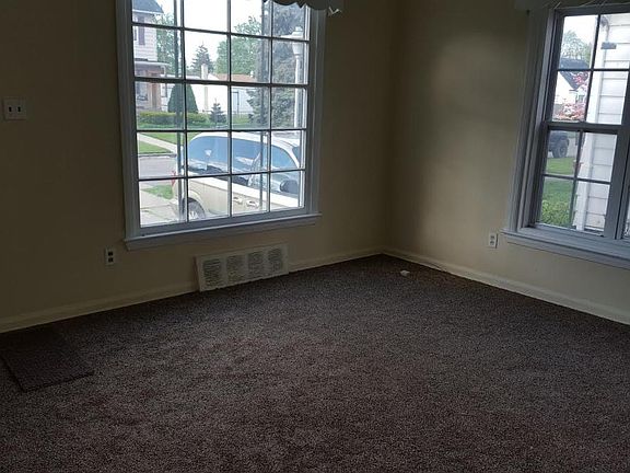 Spacious living rm energy windows