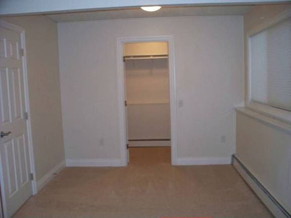 Master w/walk-in-closet