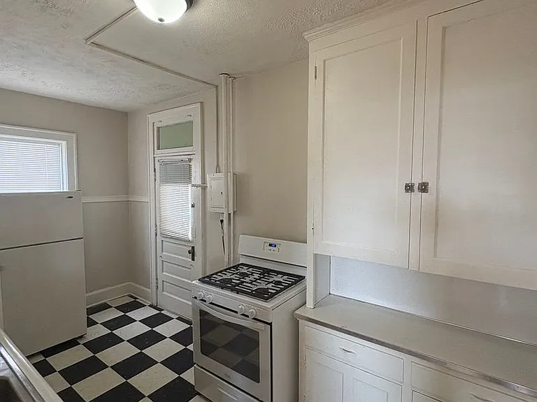 2464 Harney St — Photo 30