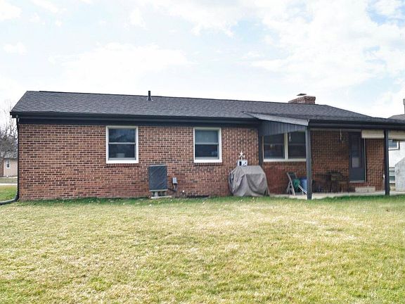 5th image of 548 Surrey Ln