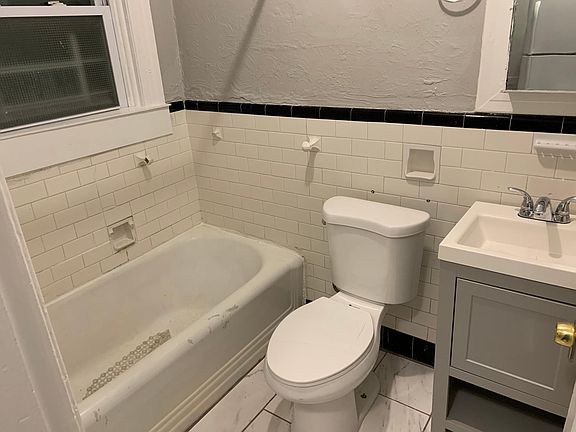 2nd image of 8 Somerset St APT 1