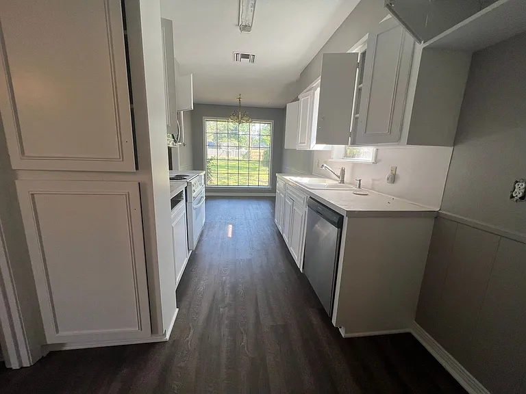 1140 Homewood Dr — Photo 5