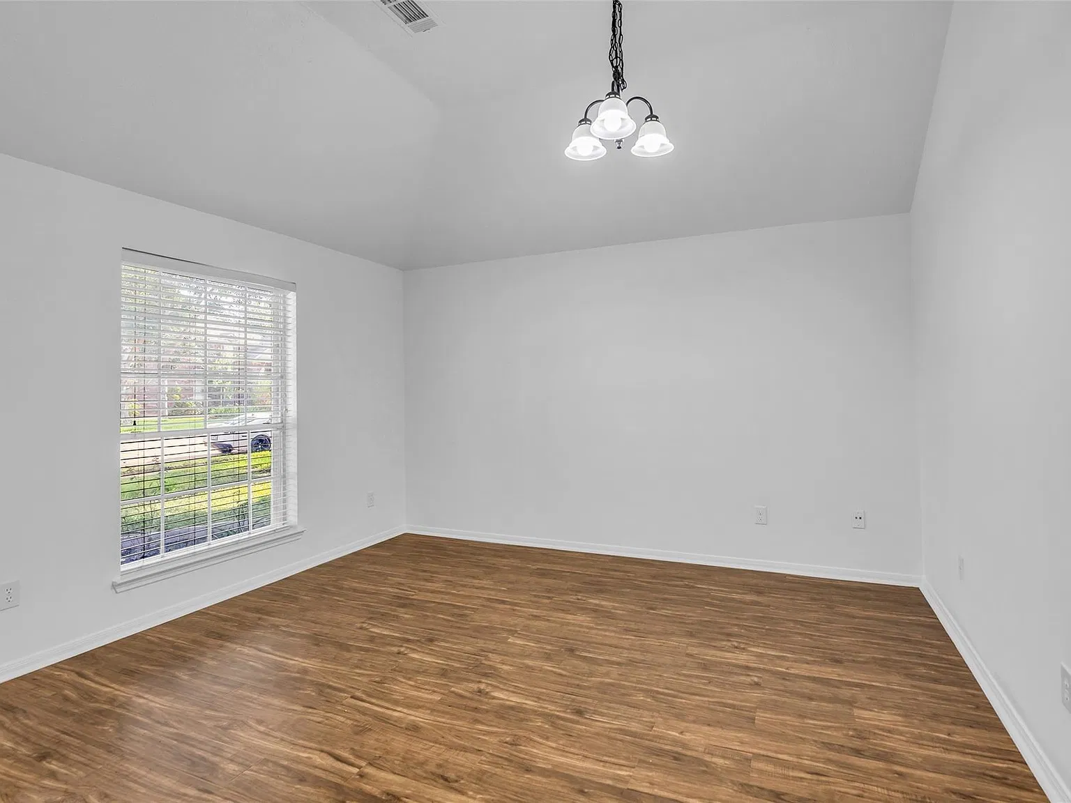 3 bed, 2.0 bath, 1911 sqft, $1,900 — Photo 3