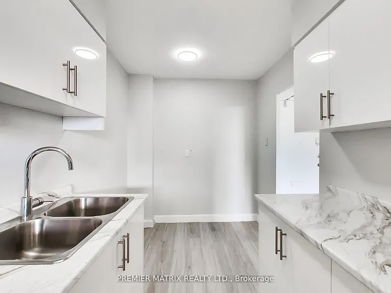 65 Thorncliffe Park Dr #907 — Photo 9