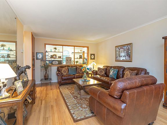 3rd image of 527 Dogwood Ave