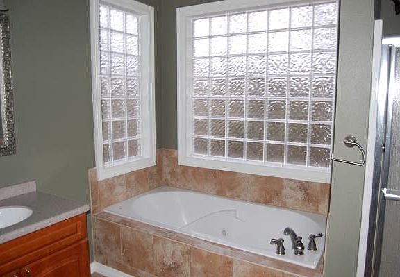 Master bath jetted tub
