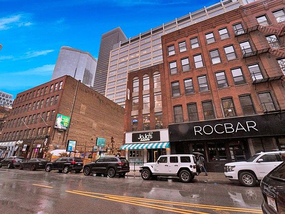 3rd image of 23 W Hubbard St #3B