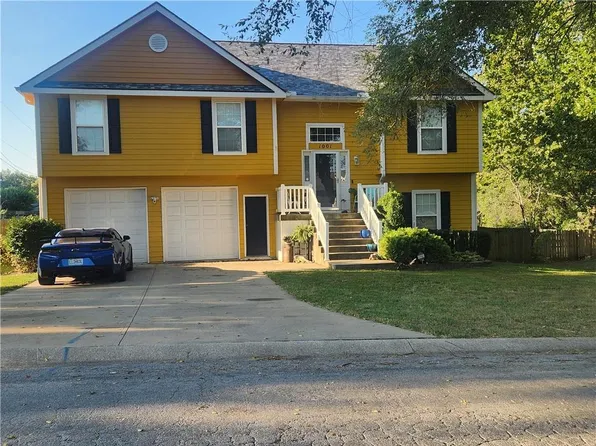 1001 Ash St, Harrisonville, MO 64701