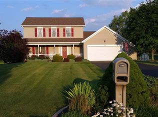 19 Oak Mills Xing, West Henrietta, NY 14586