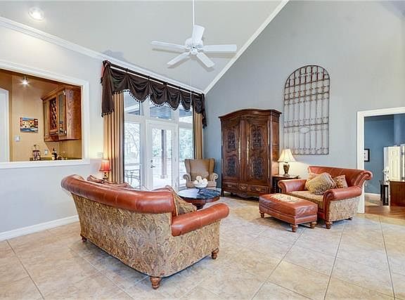 3rd image of 2268 Hollyhill Ln