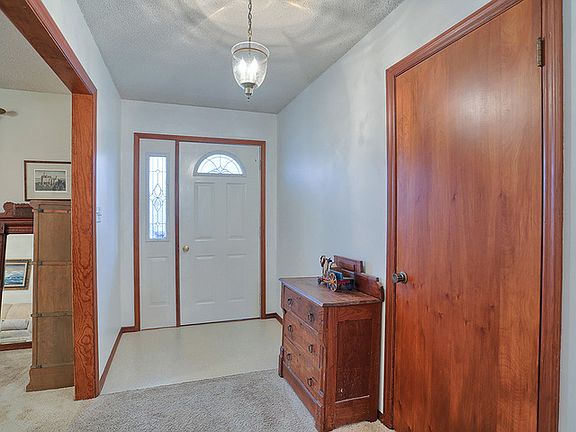 3rd image of 25801 Greenleaf Ct