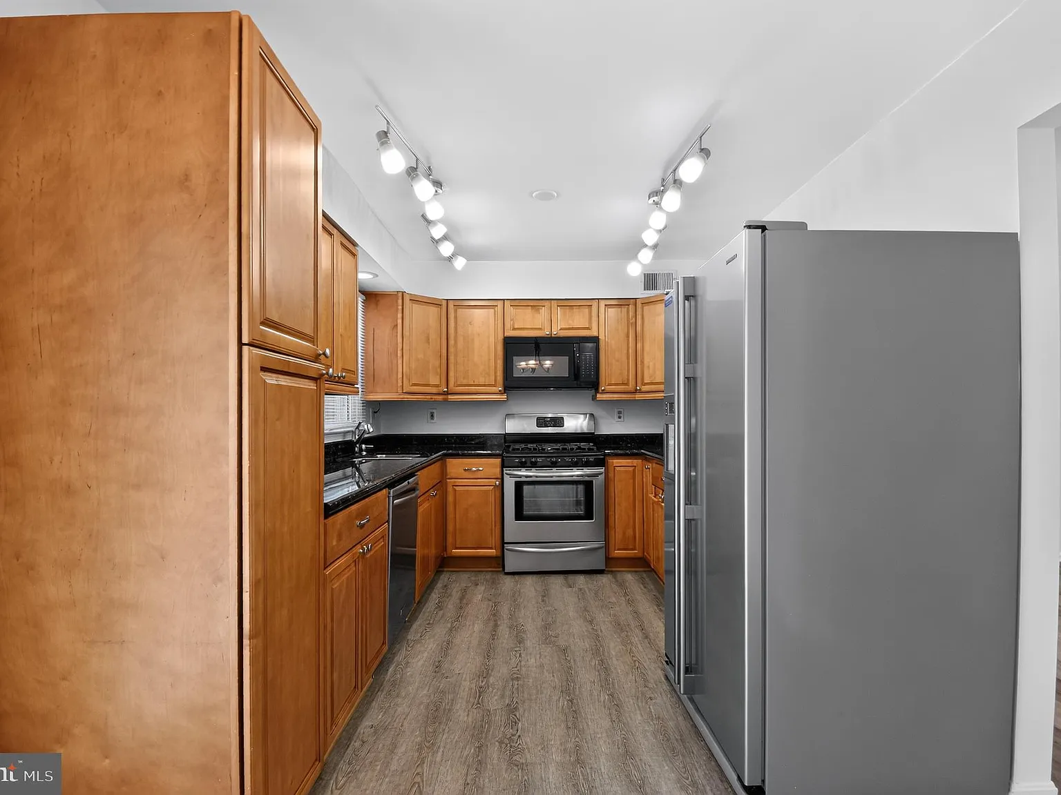 4 bed, 3.5 bath, 1320 sqft, $3,000 — Photo 4