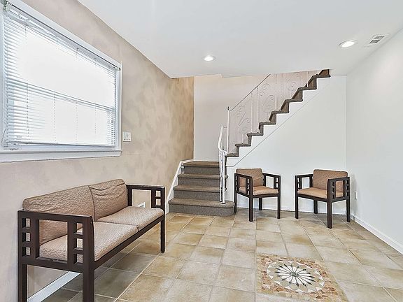 4th image of 160-35 79th St