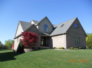 902 Trinway Dr, Troy, MI 48085