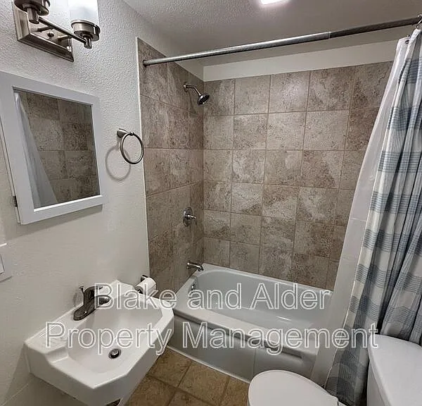 656 Breys Ave NE — Photo 16