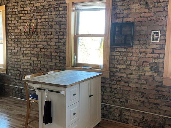 Kitchen cart and stools stay with unit!