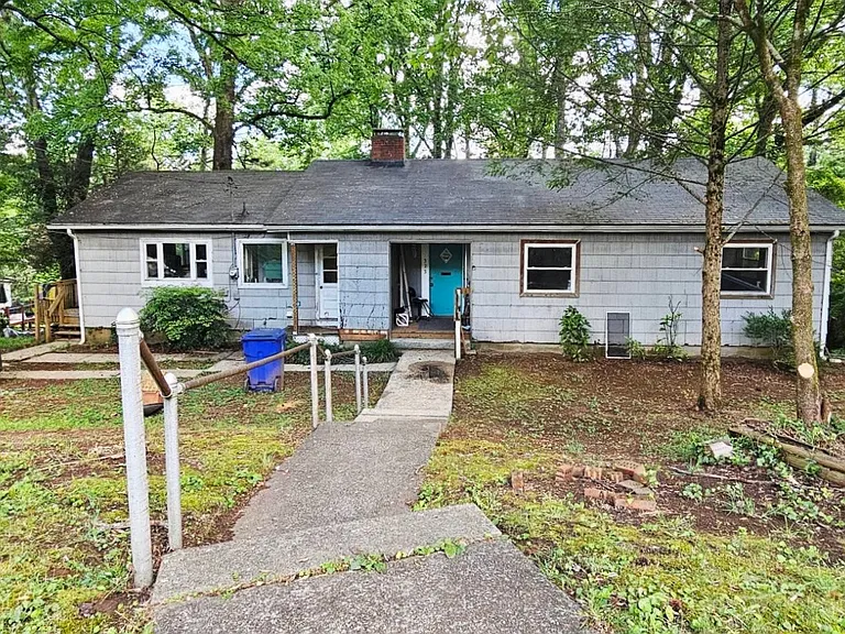 313 W Outer Dr — Photo 1
