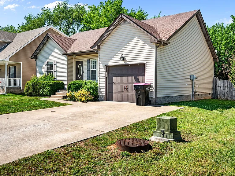 552 Falkland Cir — Photo 3