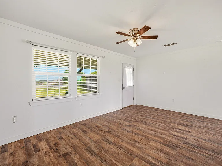 25263 N Highway 281 — Photo 8