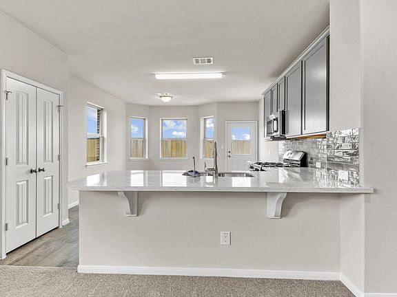 Kitchen with breakfast bar