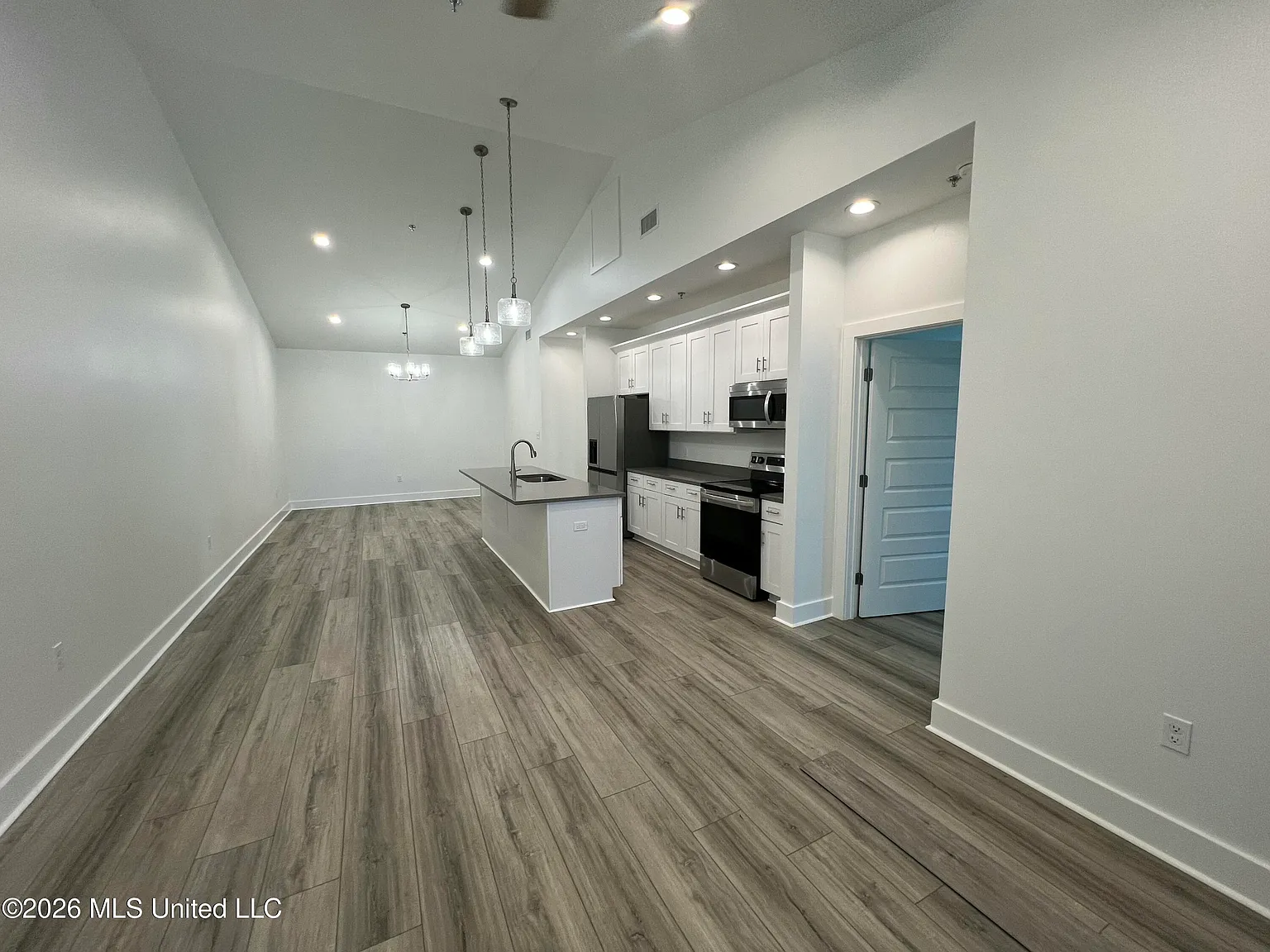 2 bed, 2.0 bath, 1300 sqft, $1,800 — Photo 4