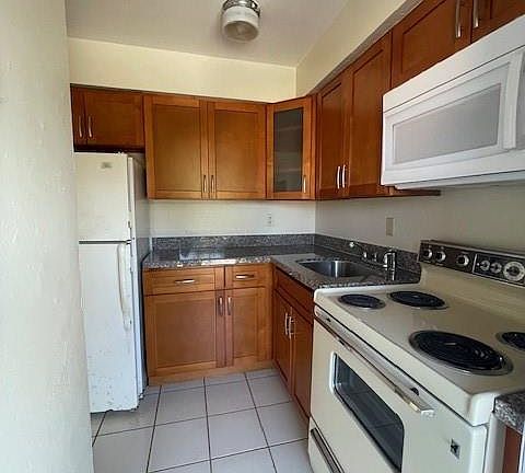 4th image of 1711 S Cypress Rd