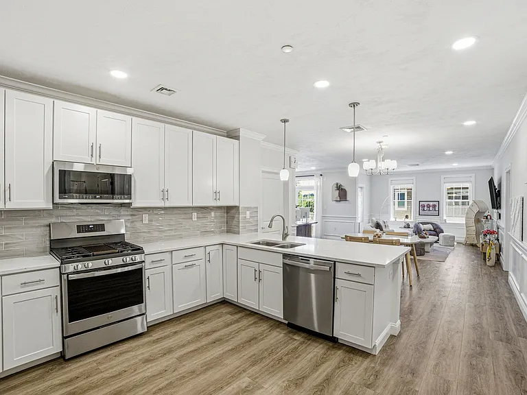 320 Middlesex Ave #D208 — Photo 18