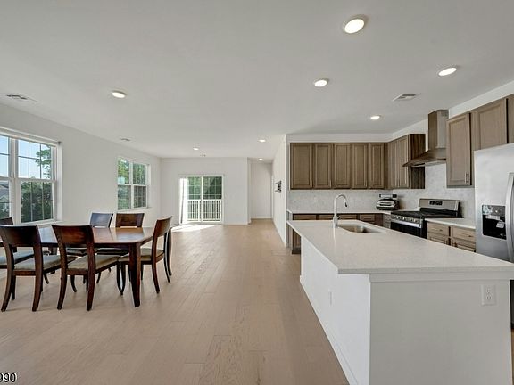 5th image of 644 Lorhan Dr BLDG 6 #644
