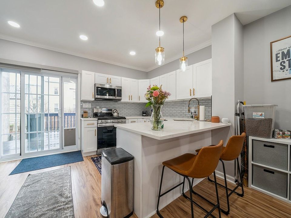 1st image of 318 2nd St #2