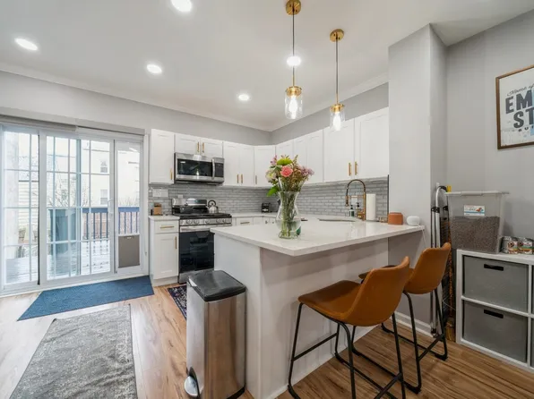 318 2nd Street image 1 of 20