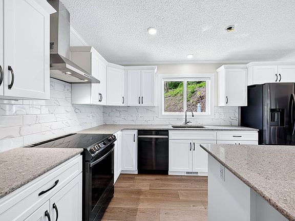 4th image of 393 Wild Rose Dr
