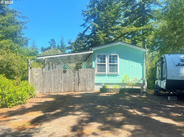 221 Azalea St, Florence, OR 97439