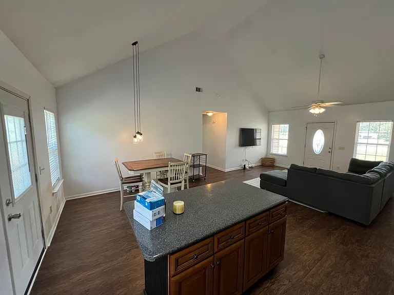 105 Thomkin Dr — Photo 5