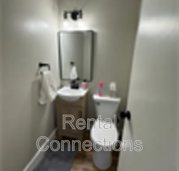 1104 W Chestnut St — Photo 6