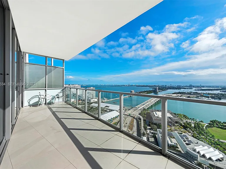 1100 Biscayne Blvd — Photo 2