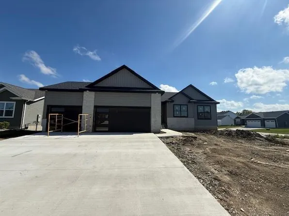 2838 Autumn Woods Dr, Cedar Falls, IA 50613
