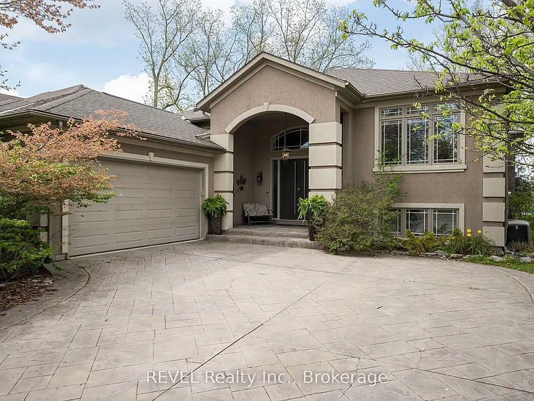 661 Clarence St — Photo 4