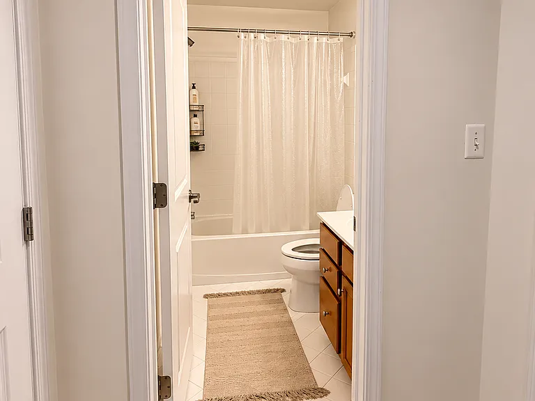 Full Upper-Level Bathroom with Tub/Shower Combination