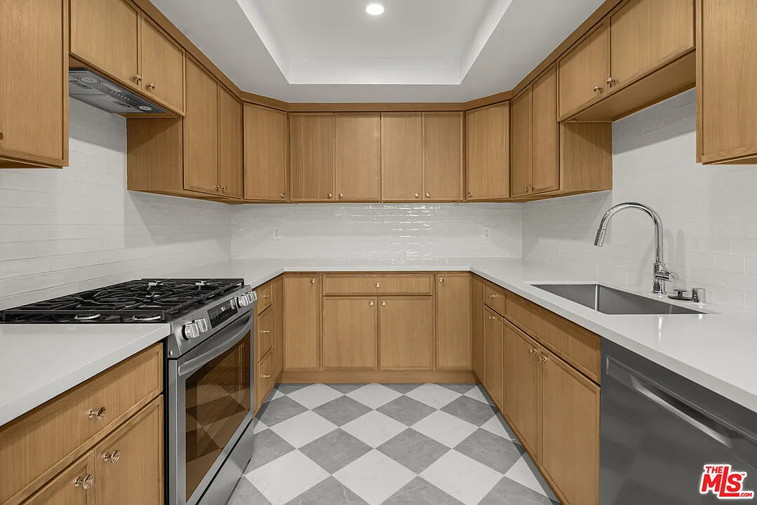 2 bed, 2.5 bath, 1680 sqft, $6,050 — Photo 3