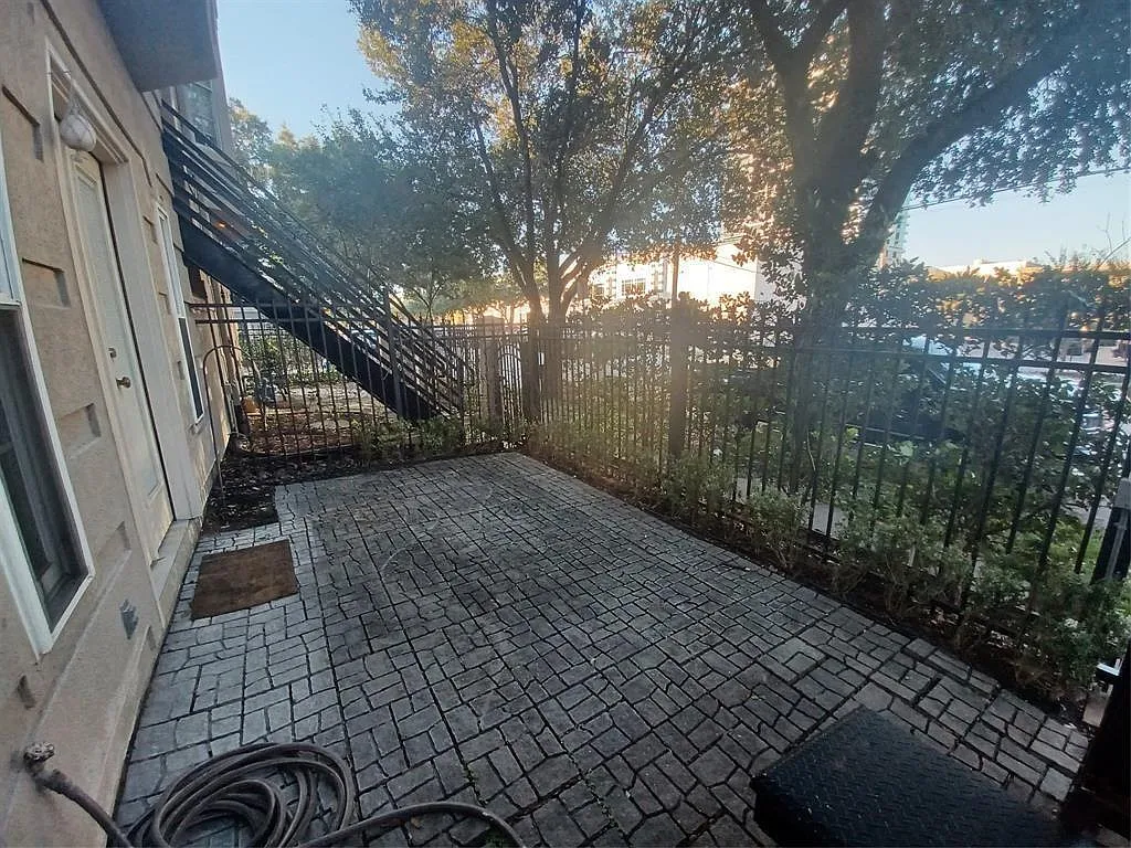 3 bed, 3.5 bath, 1987 sqft, $3,300 — Photo 3
