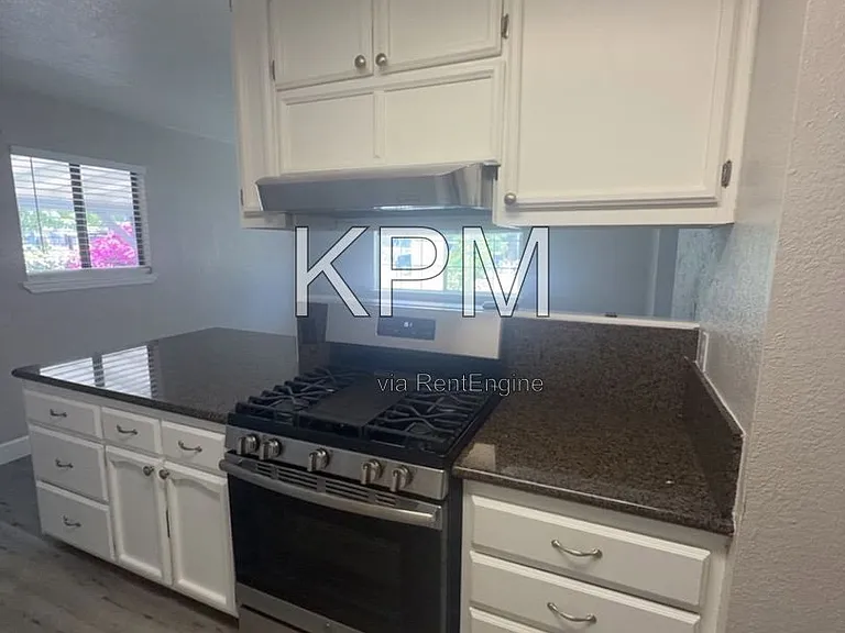 608 S Golden Gate Ave — Photo 2