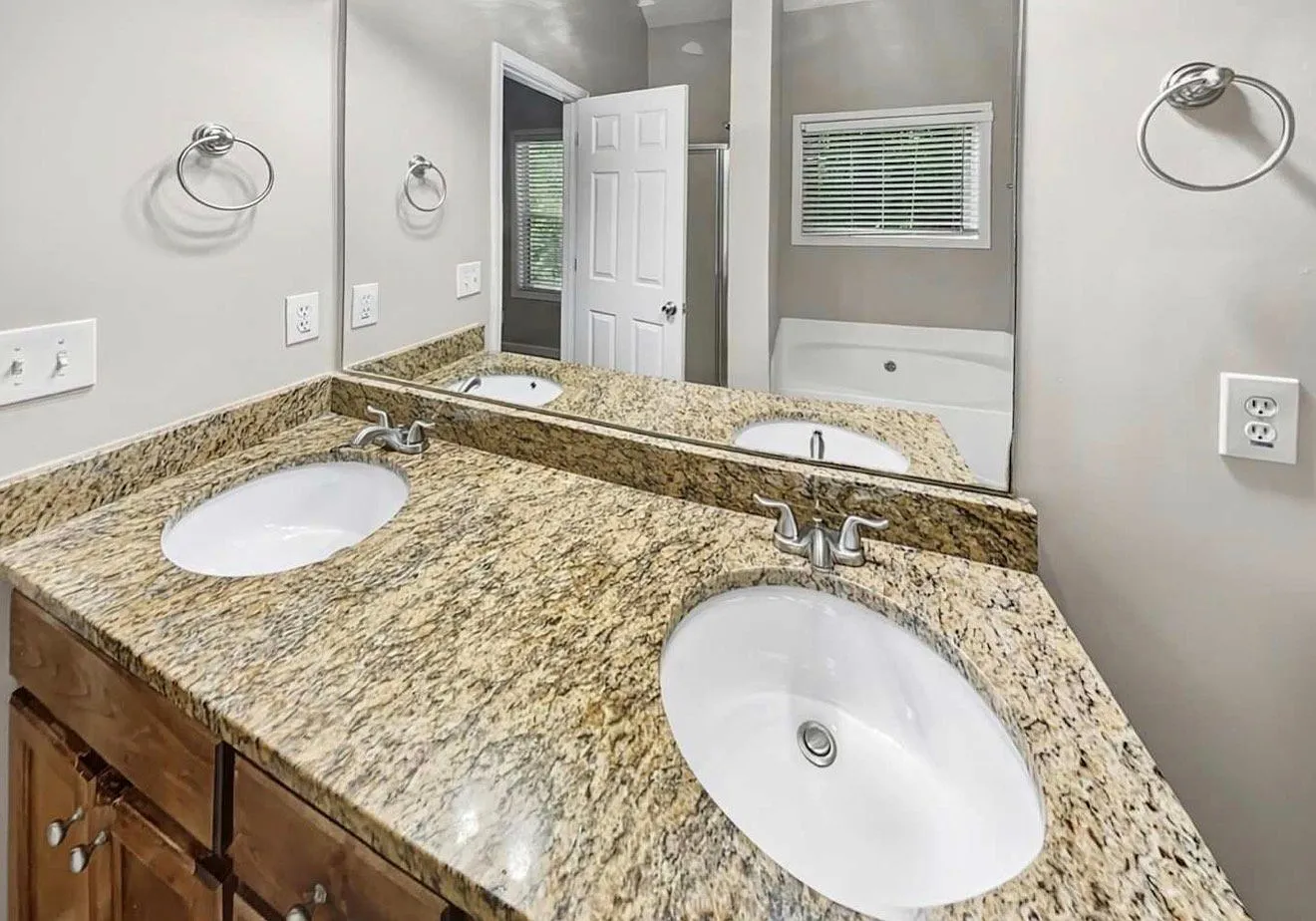 Beautiful 3-Bedroom Home with Garage & Spacious Yard — Photo 4