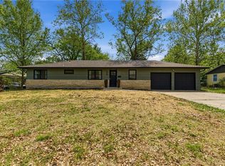 927 W 20th Ter, Lawrence, KS 66046