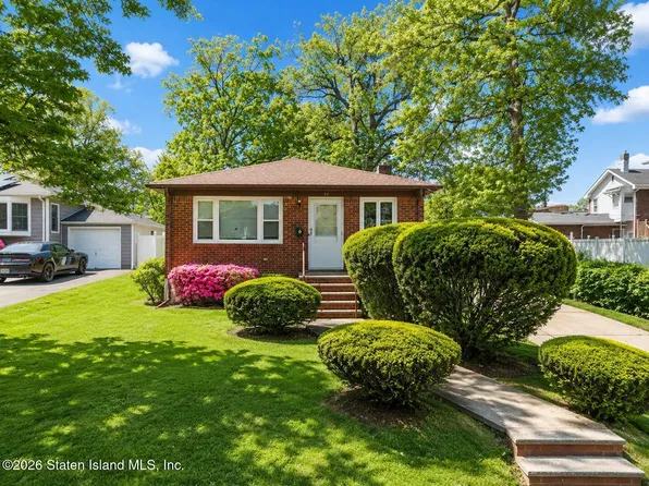 77 Acorn St, Staten Island, NY 10306