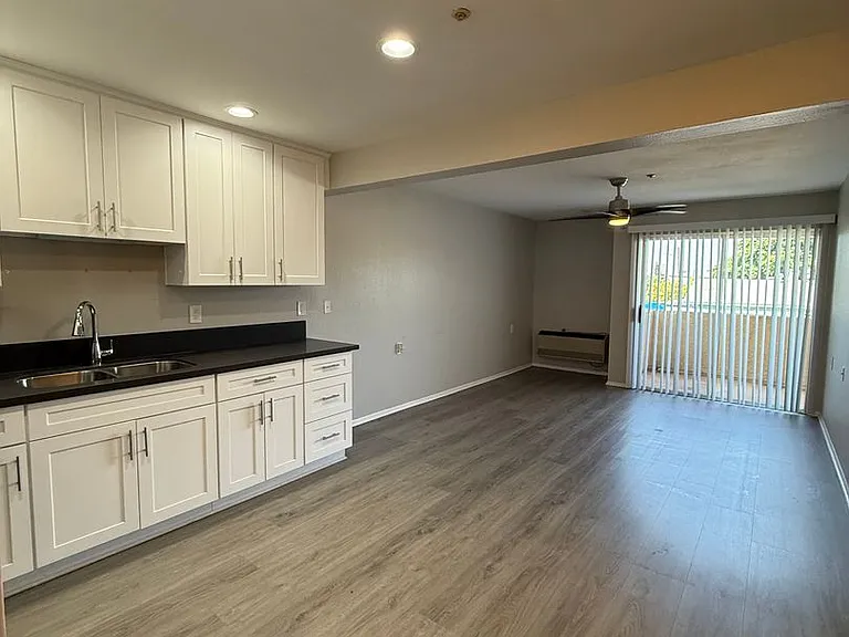 Hawaiian Terrace Apartments — Photo 7