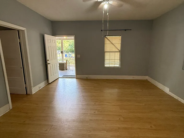 1006 W College St — Photo 4