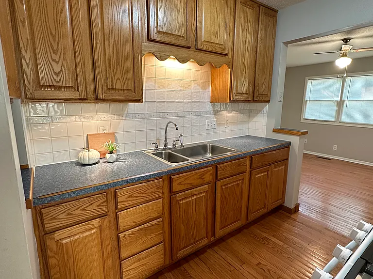 929 N Battin St — Photo 11